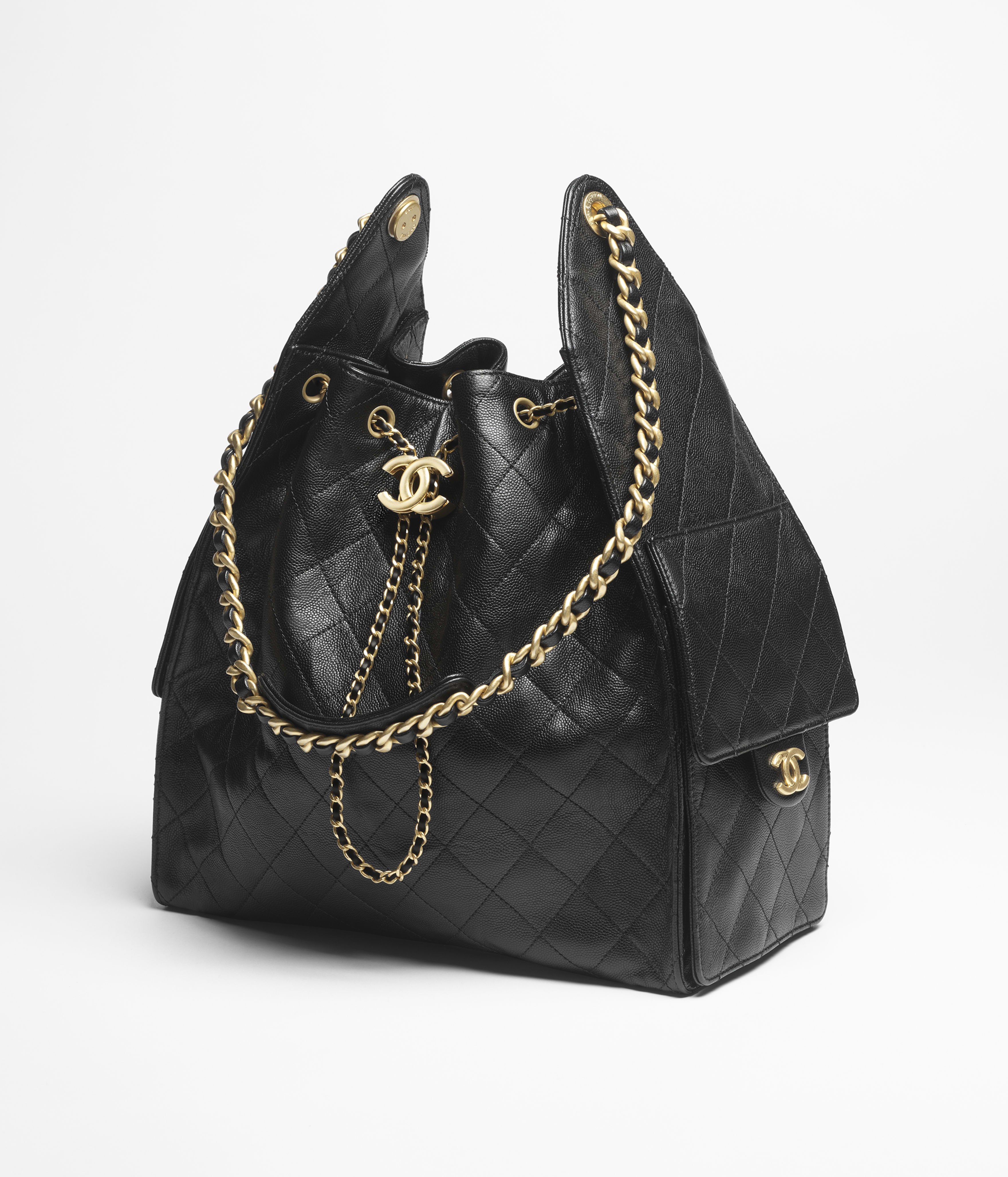 Mittelgroße CHANEL 25 Tasche - Schwarz - Genarbtes Kalbsleder & goldfarbenes Metall - Ansicht Artistique 2